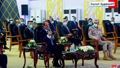 السيسي يمازح رئيس الهيئة الهندسية بسبب شركة المقاولون العرب (فيديو)