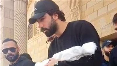 يحمل جثمان ابنه.. انهيار الفنان حازم إيهاب في جنازة نجله (فيديوجراف)