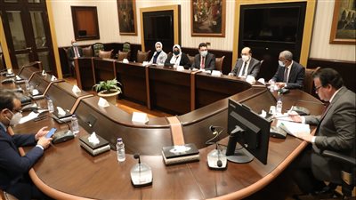 القائم بأعمال وزير الصحة يستعرض الخطة الوطنية لمكافحة مرض الإيدز