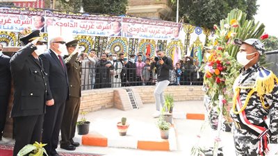 أهالي قنا يحتفلون بالعيد القومي بوضع إكليل من الزهور على النصب التذكاري 