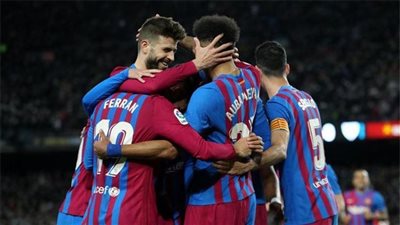 برشلونة يراجع حساباته قبل شراء القاطرة البشرية بشكل نهائي