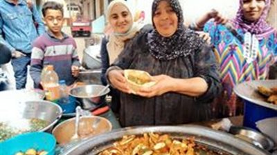 لأكثر من 35 عاما.. أم حنان تبيع طعمية لتنفق على أبنائها وترغب في قرنية لابنتها بالمنوفية (فيديو)