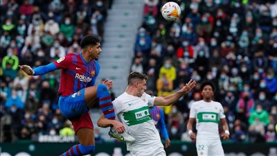 برشلونة يفوز على إلتشي بثنائية في الدوري الإسباني