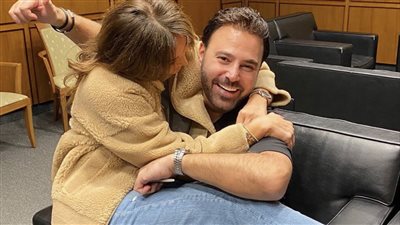 عاصي الحلاني برفقة زوجته بأحدث ظهور له 