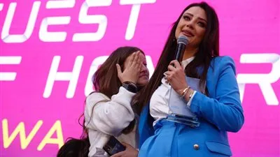 بكاء رضوى الشربيني خلال تكريمها في ملتقى 