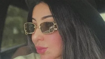 دنيا بطمة تتألق بأحدث إطلالة من داخل سيارتها