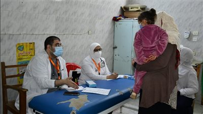 الكشف على 810 من الأهالي في أول أيام قافلة جامعة المنصورة بواحة الداخلة