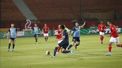 الأهلي يقهر بيراميدز بثلاثية نظيفة وينفرد بصدارة الدوري