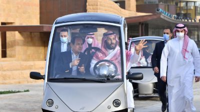 السيسي يجري جولة تفقدية بحي الطريف التراثي في الرياض