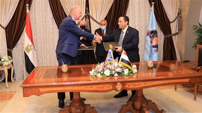 وزير التعليم ورئيس الهيئة العربية للتصنيع يشهدان توقيع عقد تصنيع الشاشات التفاعلية