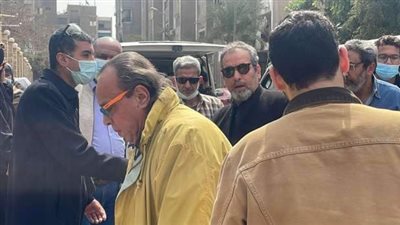 بكاء أحمد عبد العزيز أثناء تشييع جثمان شقيقه (صور) 