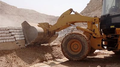 رفع 20 طن تراكمات وإزالة مخلفات وإشغالات فى أسوان (صور)