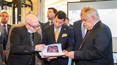 رئيس هيئة الأركان السعودي يتفقد جناح العربية للتصنيع بمعرض الدفاع العالمي بالرياض 