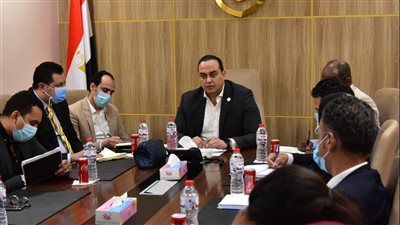 رئيس الرعاية الصحية يجتمع مع مدراء الإدارات بفرع الهيئة بالأقصر