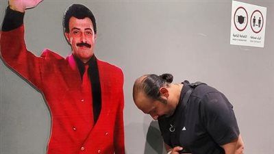 محمد ثروت ينحني للنجم الراحل سمير غانم