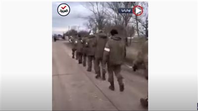 شاهد.. استسلام مجموعة كاملة من القوات الروسية للجيش الأوكراني