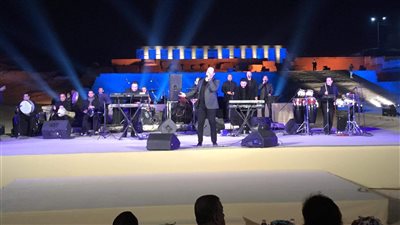 هشام عباس مداعبا أهل سوهاج: عندي حموضة وبطني وجعاني