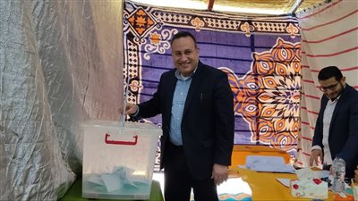 بالصور.. رئيس جامعة الإسكندرية يدلي بصوته في انتخابات المهندسين