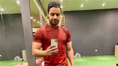 أحمد جمال يستعرض لياقته البدنية داخل الجيم