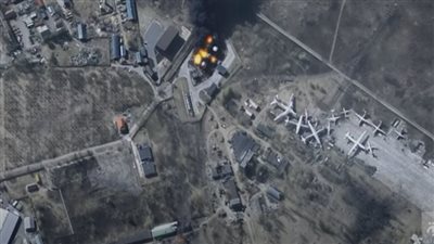 شاهد.. صور بالأقمار الصناعية لتدمير روسيا قاعدة جوية أوكرانية