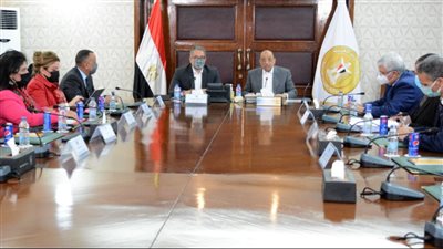 السياحة والآثار تبحث مع التنمية المحلية جهود إعادة إحياء مدينة إسنا التاريخية