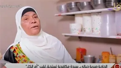 الحاجة صبرية.. حكاية سيدة مكافحة لقبها أبناء العتبة بـ 