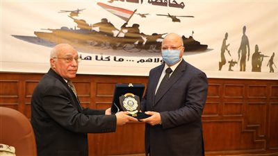 بمناسبة يوم الشهيد.. محافظ القاهرة يكرم عددا من أسر الشهداء