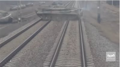 شاهد.. مدرعات روسية تقطع الطريق على قطار أوكراني في خيرسون 
