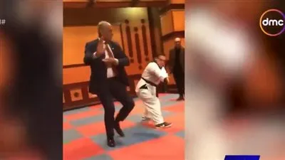 عميد تربية طنطا يشارك طفلا لعبة 