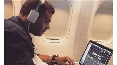 من داخل الطائرة.. رامي صبري في أحدث ظهور 