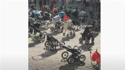 عربات فارغة.. نصب تذكاري لضحايا الأطفال في الحرب الأوكرانية (فيديو)