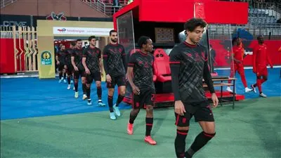 فحص طبي لنجم الأهلي بعد إصابته في مباراة المريخ