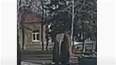 شاهد.. جندي روسي يسقط من دبابة