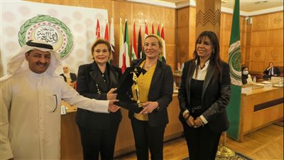 تكريم وزيرة البيئة في حفل جوائز المرأة العربية للمسئولية المجتمعية