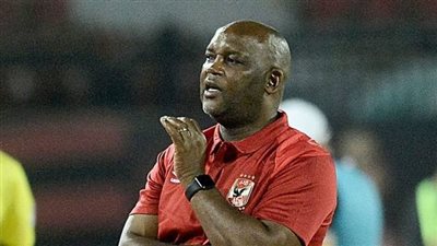 موسيماني يجتمع بجهازه المعاون لتجهيز لاعب الأهلي خلال فترة الراحة