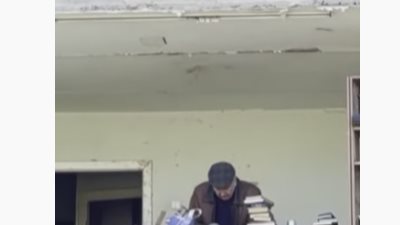 مشاهد لأوكرانيين يجمعون بقايا ممتلكاتهم من بيوتهم المدمرة (فيديو)