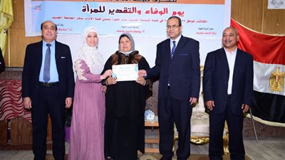 رئيس جامعة سوهاج يكرم الأمهات المثاليات في احتفالية يوم الوفاء والتقدير للمرأة