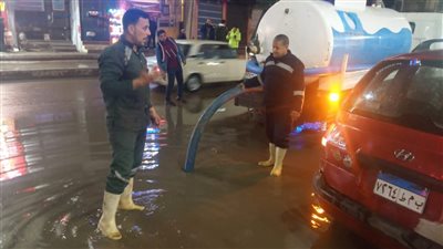 انتشار معدات كسح المياه لمواجهة غزارة الأمطار والطقس السيئ بالبحيرة (صور)