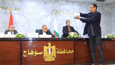 محافظ سوهاج يشهد القرعة العلنية لاختيار شاغلي الوحدات التجارية بـ 