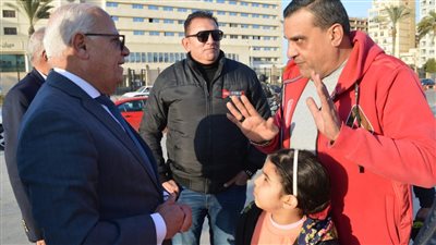 محافظ بورسعيد يلتقي المواطنين بميدان الشهداء