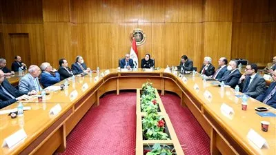 وزيرا التموين والصناعة يطالبان الغرف التجارية بالحفاظ على وفرة السلع والمنتجات