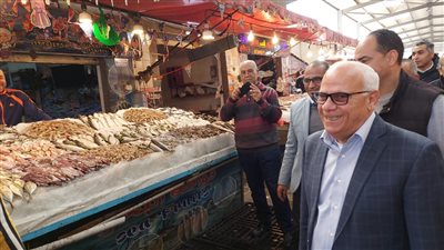 محافظ بورسعيد يناقش المواطنين حول مستوى الخدمات المقدمة بسوق الأسماك الجديد