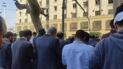 بدء أداء صلاة الجنازة على نقيب المحامين بمسجد عمر مكرم | صور