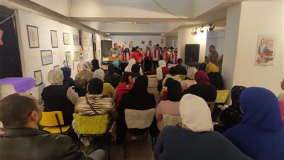معرض فن تشكيلي احتفالا بعيد الأم بثقافة المنيا