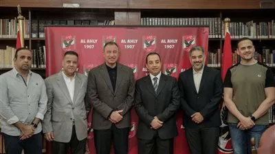 الخطيب يستقبل وفد الاتحاد السعودي لكرة اليد داخل مقر الأهلي