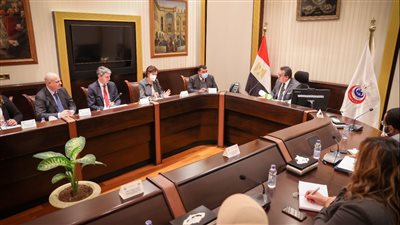 خالد عبد الغفار يناقش مع وفد بنك الاستثمار الأوروبي فرص التعاون