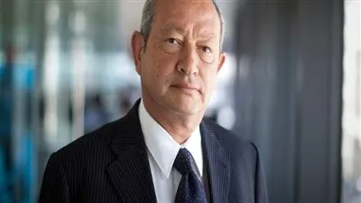 نجيب ساويرس يشارك في عزاء الراحل رجائي عطية