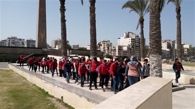 ساحة الشهداء تستقبل الزوار وطلاب المدارس لالتقاط الصور التذكارية مع حمام السلام