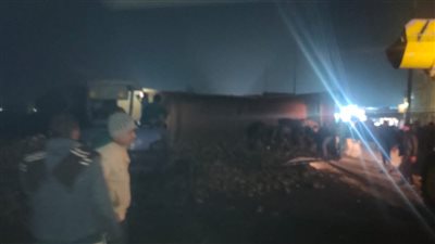 انقلاب سيارة محملة بالسولار بالطريق الإقليمي ببنها