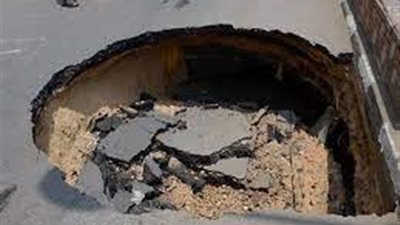 هبوط أرضي بشارع ترعة الإسماعيلية بشبرا الخيمة